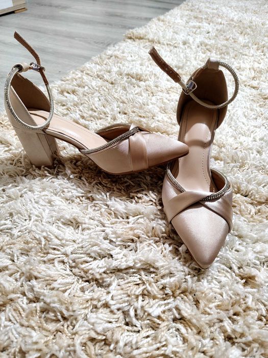 Обувки с ток-офоциални