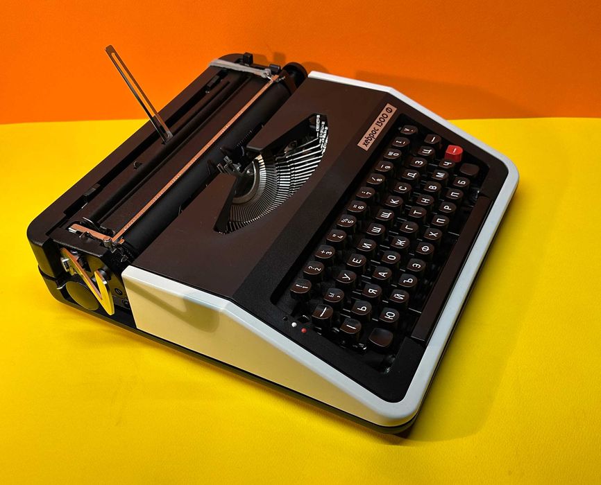 Чисто нова  Пишеща Машина Хеброс 1300 Ф клавиатура Кирилица Обслужена