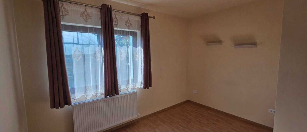Inchiriez apartament cu 3 camere, 2 locuri de parcare, grădină și terasă – Valea Adanca, str Bazei