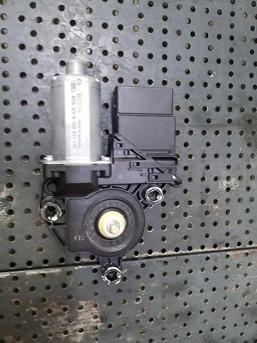 Motoras macara stanga spate vw golf 6 plus 5k0959703e 5m0839401f 5k0959795 0130821431