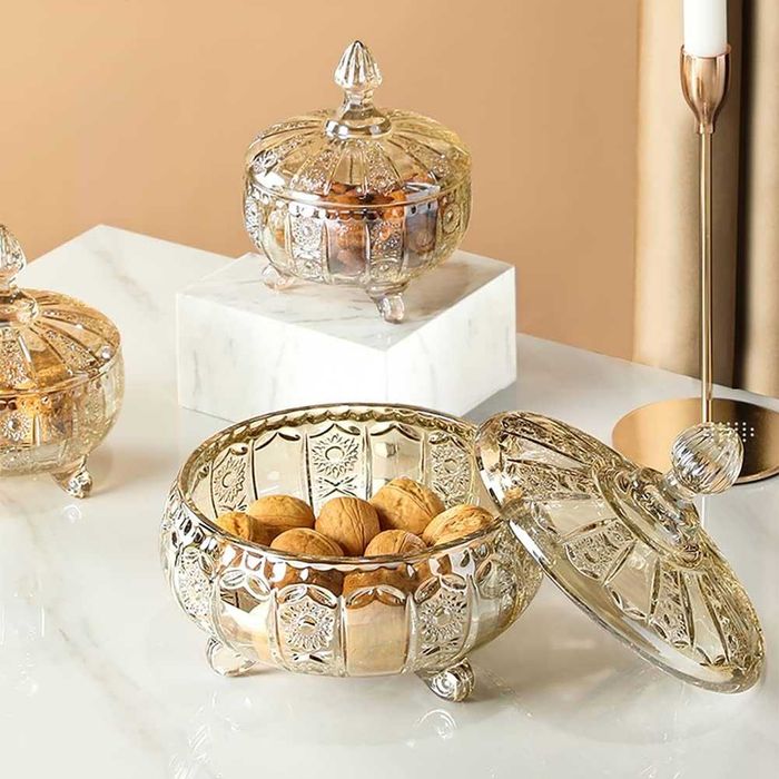 Стилна стъклена купичка с капаче за ядки, бонбони и др.