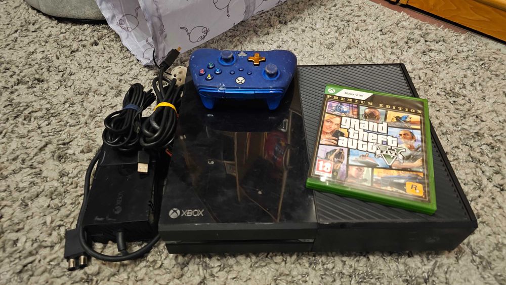Xbox one, xboxone complet + 1 joc cadou GTA Grand theft auto 5 gta V