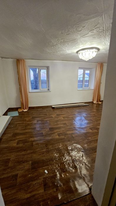 Ұй сатылады Мал ұстауга жақсы жер трассаның бойында, су бар.