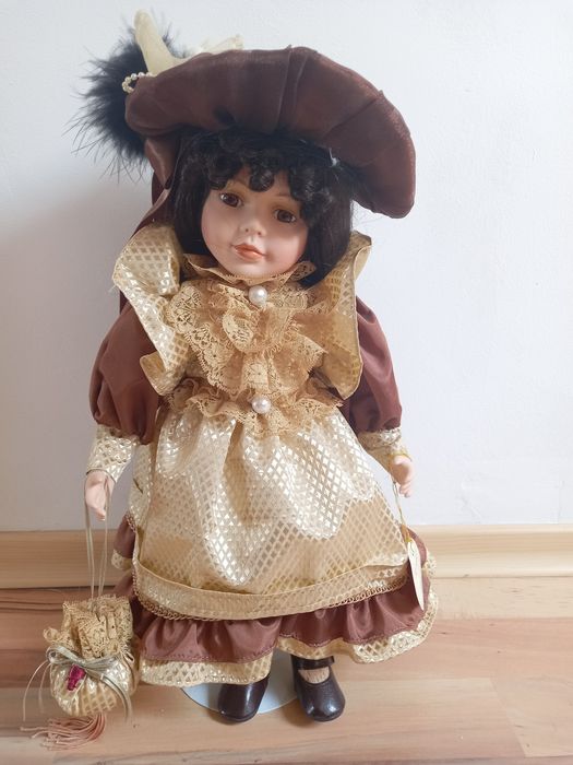 Стара колекционерска кукла