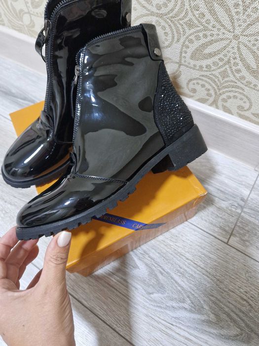 Женская куртка и сапоги