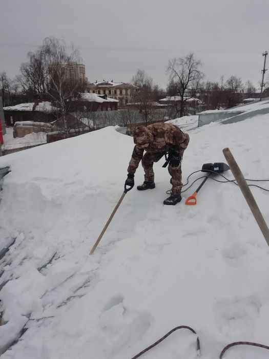 Альпинист чистка снега