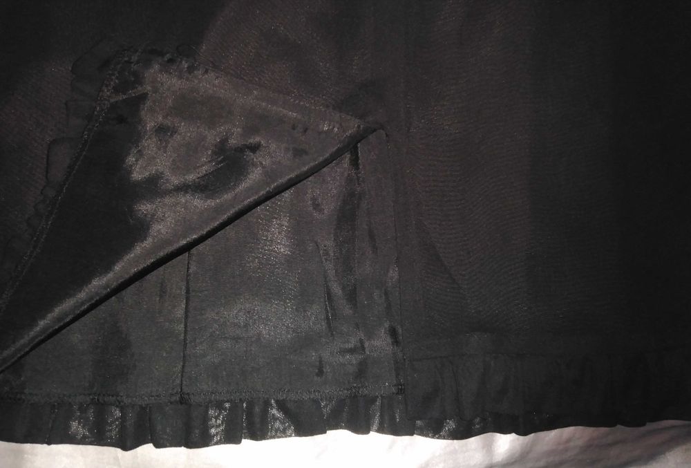 Fusta Noua de la United Colors of Benetton , model foarte frumos, este foarte frumos lucrata, calitativa,  culoare neagra