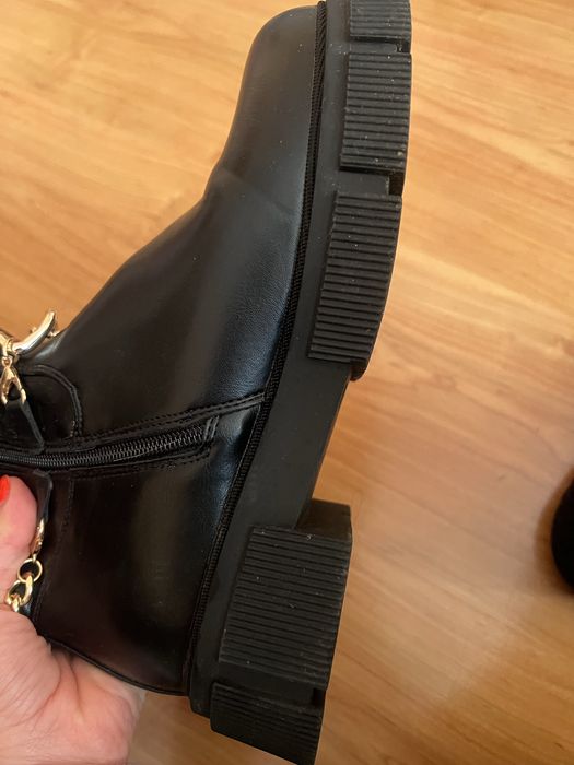 Черни кожени ватирани БОТИ, номер 39