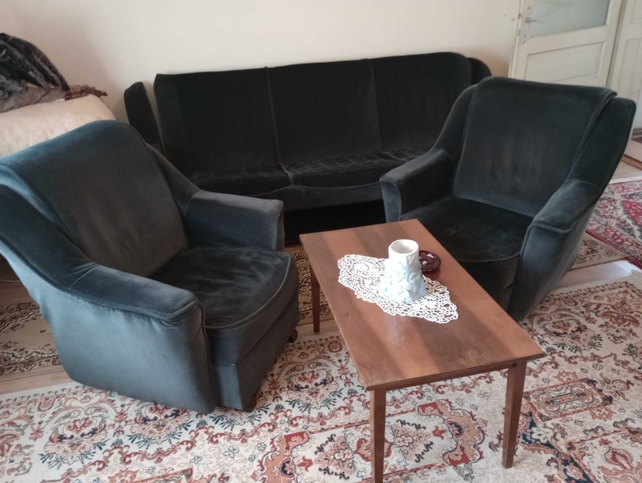 Mobila de sufragerie din lemn masiv si canapea cu 2 fotolii