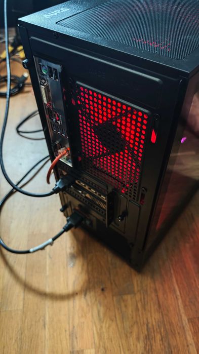 Продавам геймърски компютър RYZEN 5 3600 16GB 1070TI 250GB 1TB