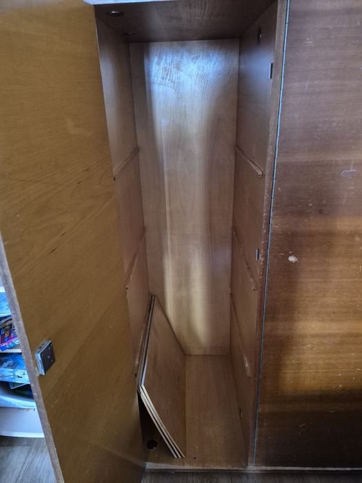 Шкаф деревянный коричневый