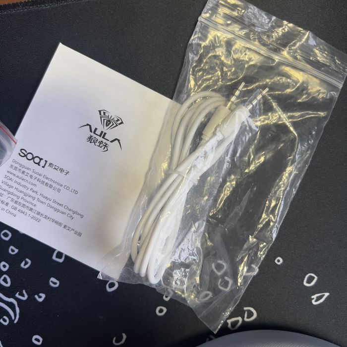 Продам наушники aula s8