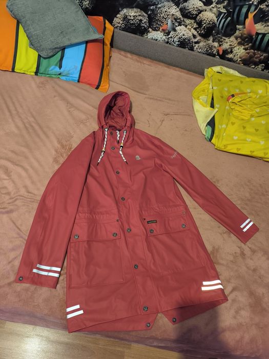 Vând jacheta ploaie. Toamna. Primăvara