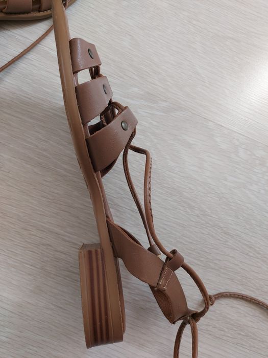 Кафяви и бели  сандали с  връзки и каишки-30лв.