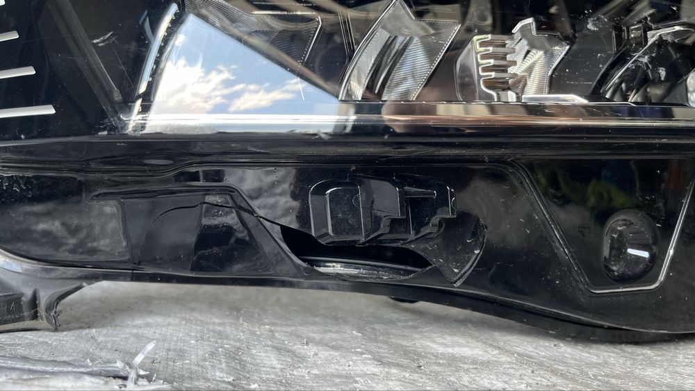 Десен фар Renault Megane 5 E-Tech