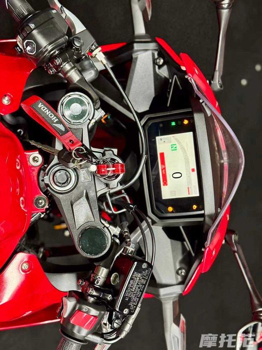 Honda CBR400R 2025 • 400cc • ABS + TCS • идеал ҳолат