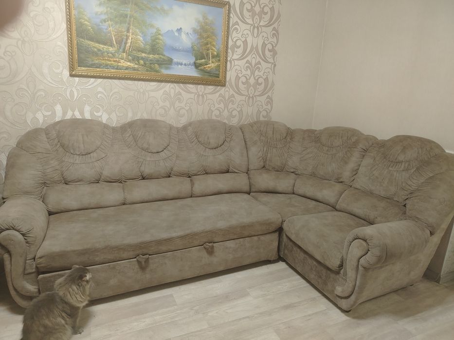Продам угловой диван с креслом
