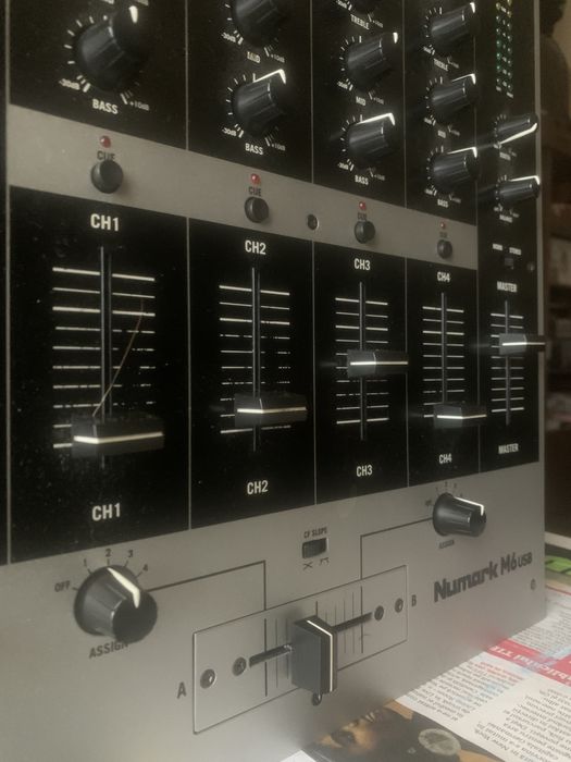 Vand mixer cu 4 canale Numark M6 USB foarte putin folosit