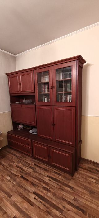 Шкаф. С баром с подсветкой внутри.