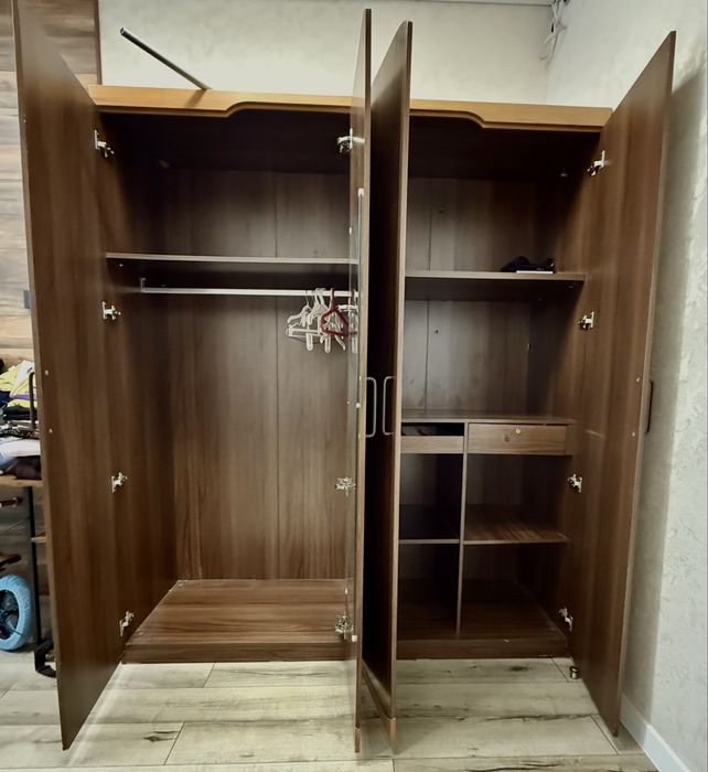 Шкаф 2-створчатый вместительный