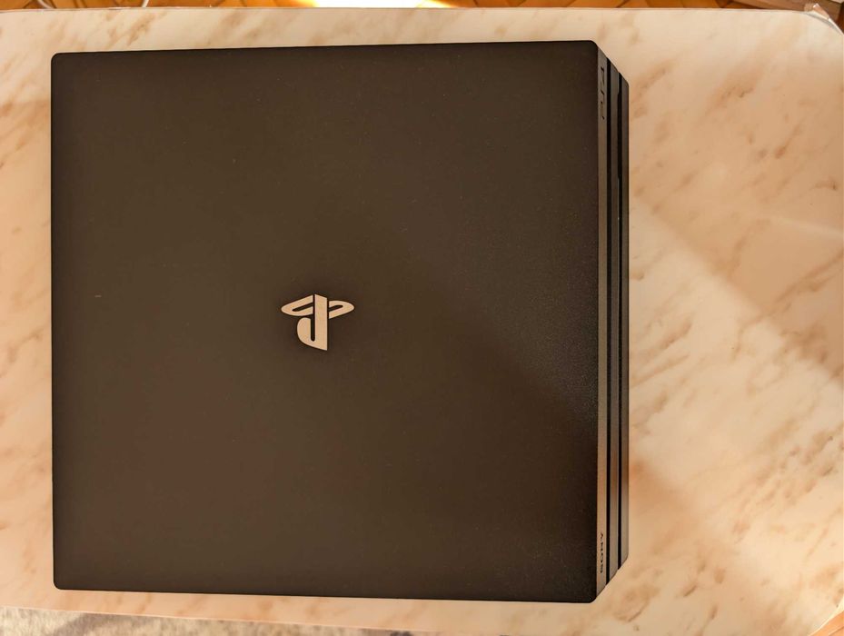 Ps4 pro 1TB с контролер и три игри