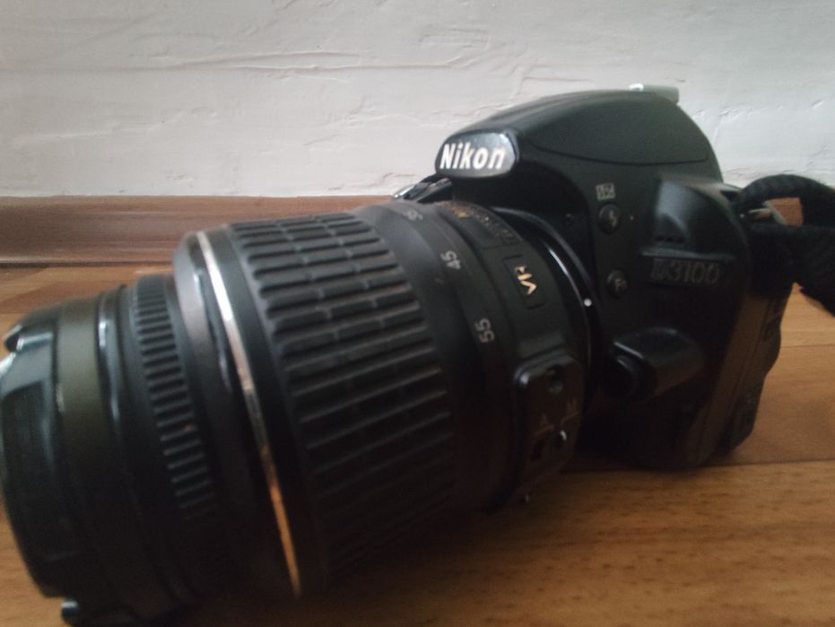 Nikon D3100.     .
