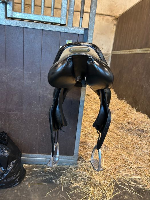 Седло за скачане Prestige 17,5