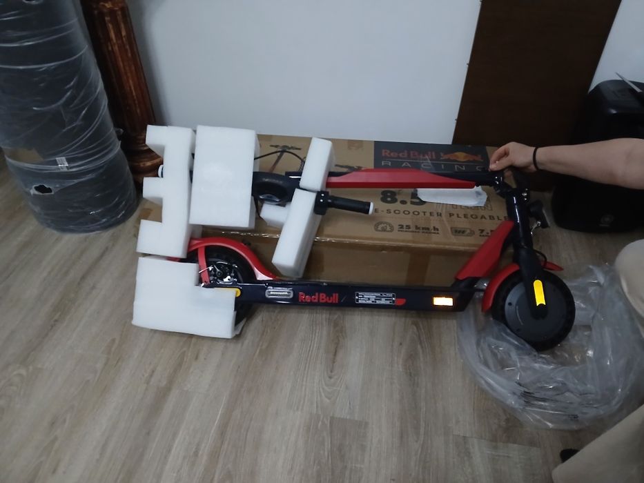 Trotinetă electrică 8.5” pliabilă –  nouă, design sport Red Edi