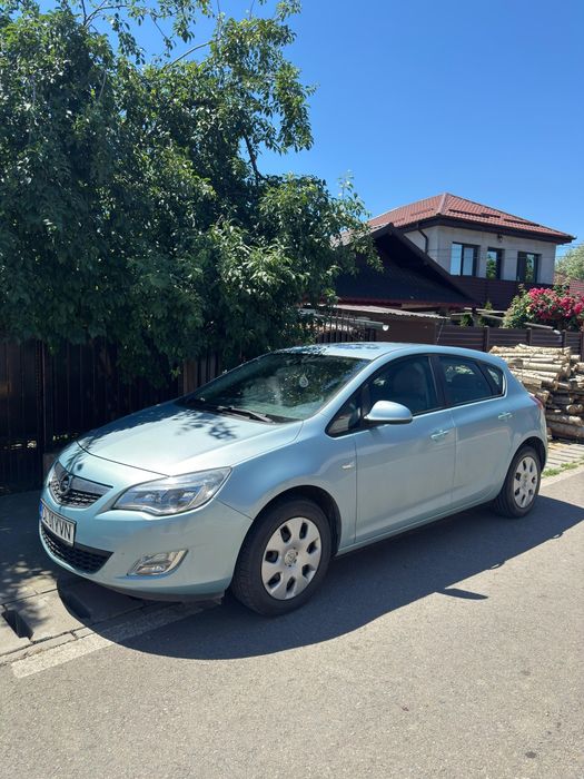 Vând Opel Astra J 2010