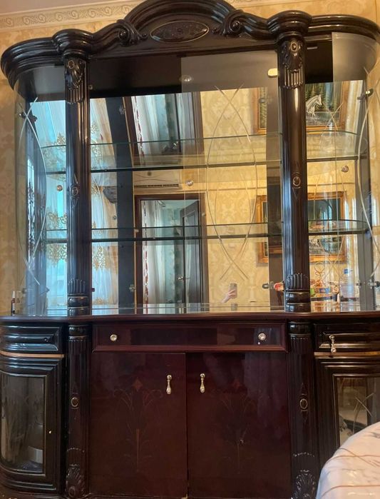 Гостинный сервант , камод с зеркалом