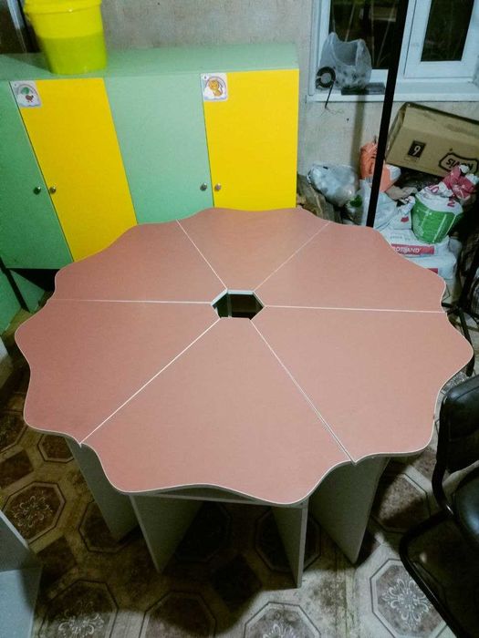 Продам детский стол ромашка