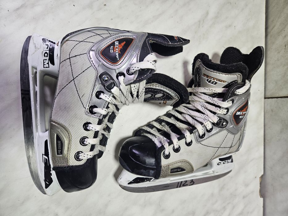 Patine 1123 hochei hockey CCM marime  32,5 ( 20,9  cm)
