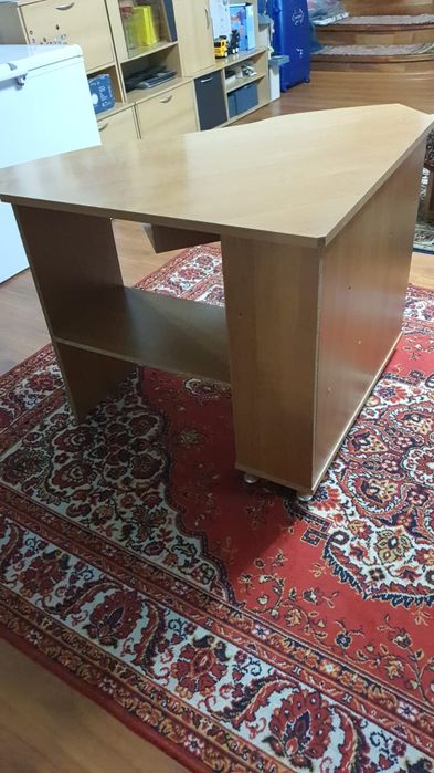 Стол угловой дерево