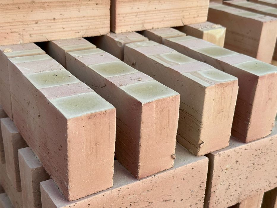 Красный жженый кирпич