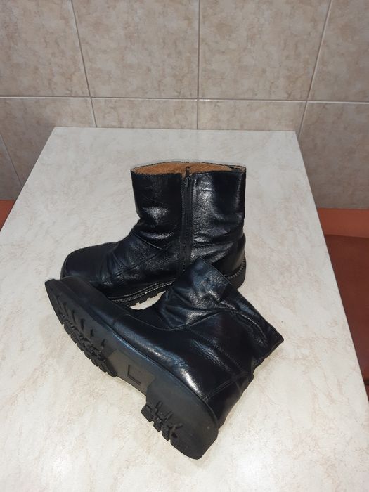 Cizme pentru bărbați din piele naturală.