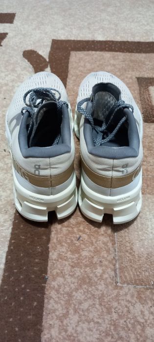 Adidasi On cloud  running