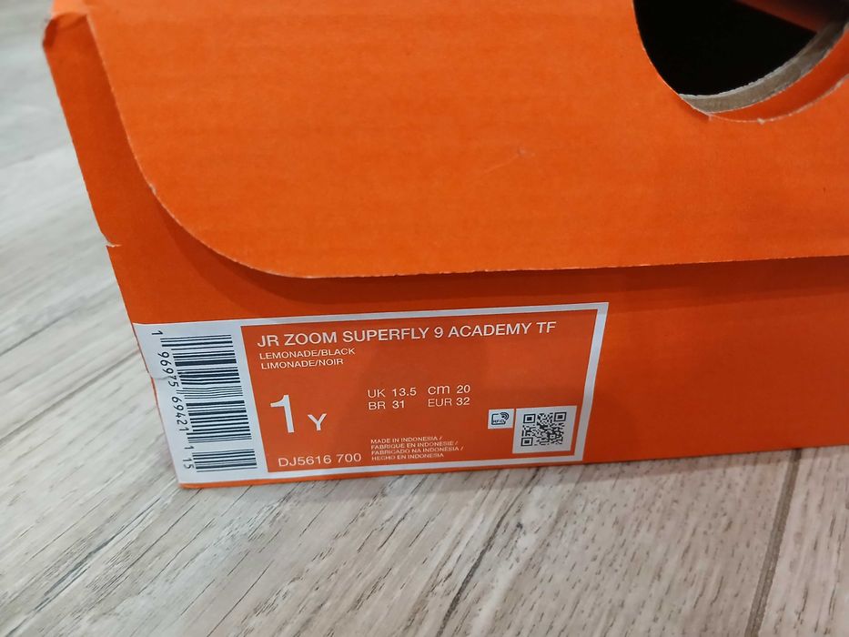 Футболни стоножки и бутонки