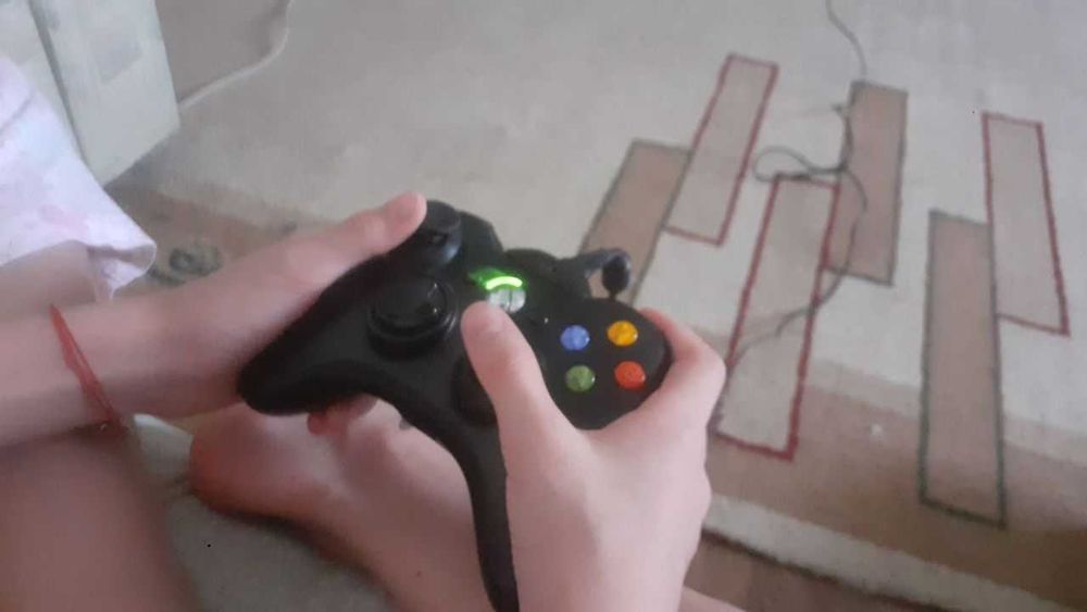 продам игравую приставку хбокс360 ешка наварот-2014г в отл состоянии