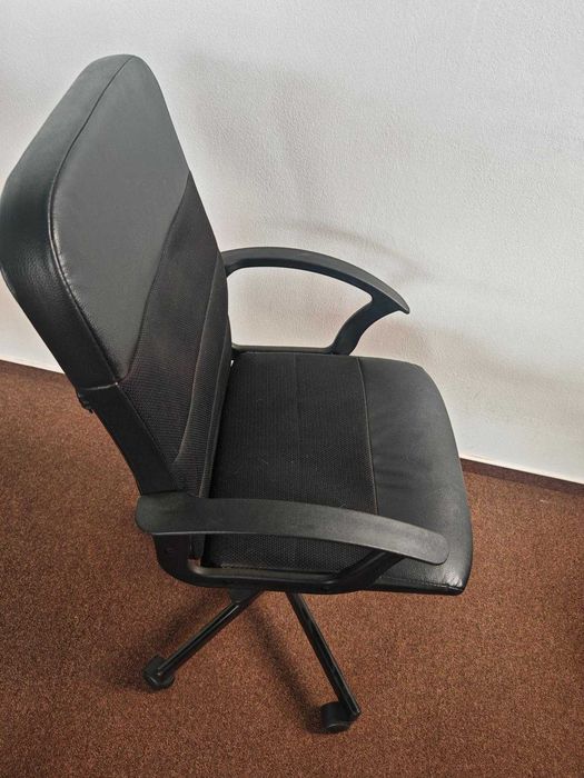 Vand 5 x Scaun birou negru, reglabil, cu brațe