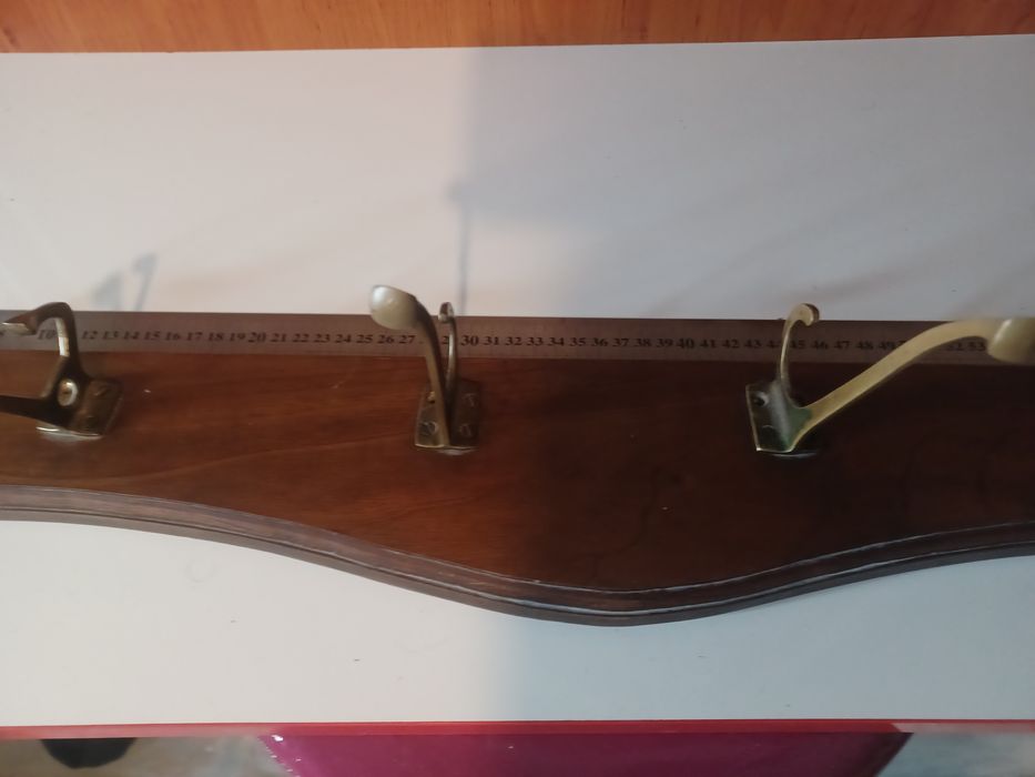 Стара ретро закачалка за стена. Орех и месинг.