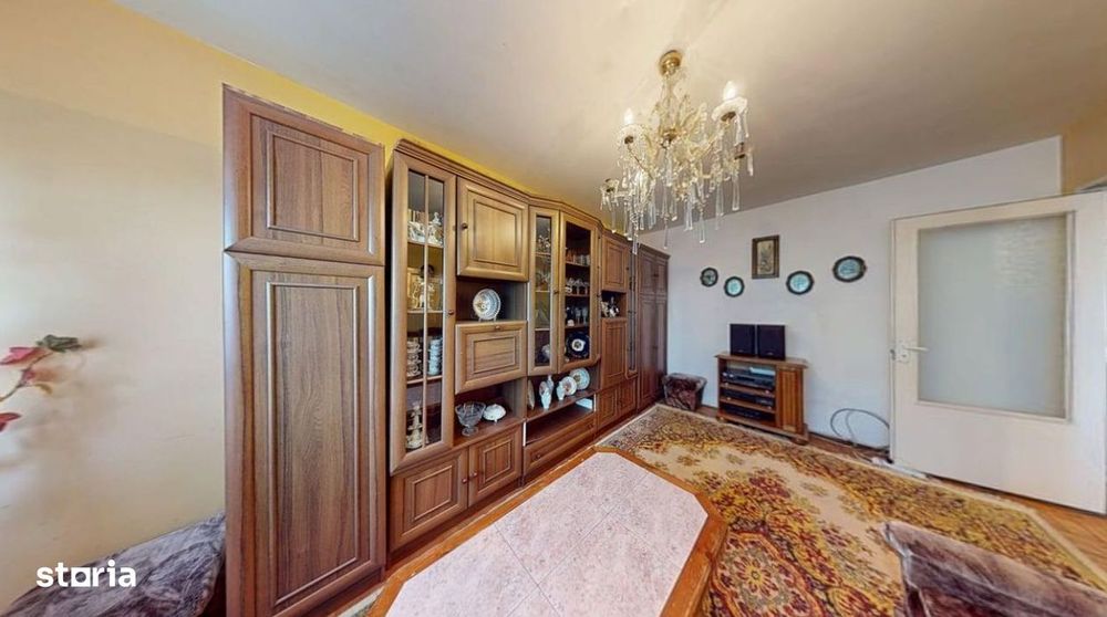 Apartament 3 camere DECOMANDAT cu balcon - zona Profi, V. Aaron