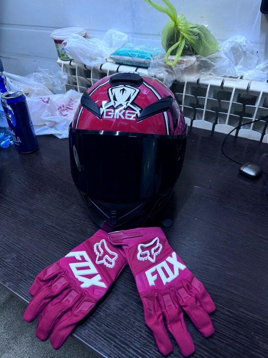 Шлем новый и перчатки