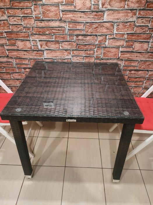 Masă dining / terasă din ratan cu blat din sticlă – aspect modern