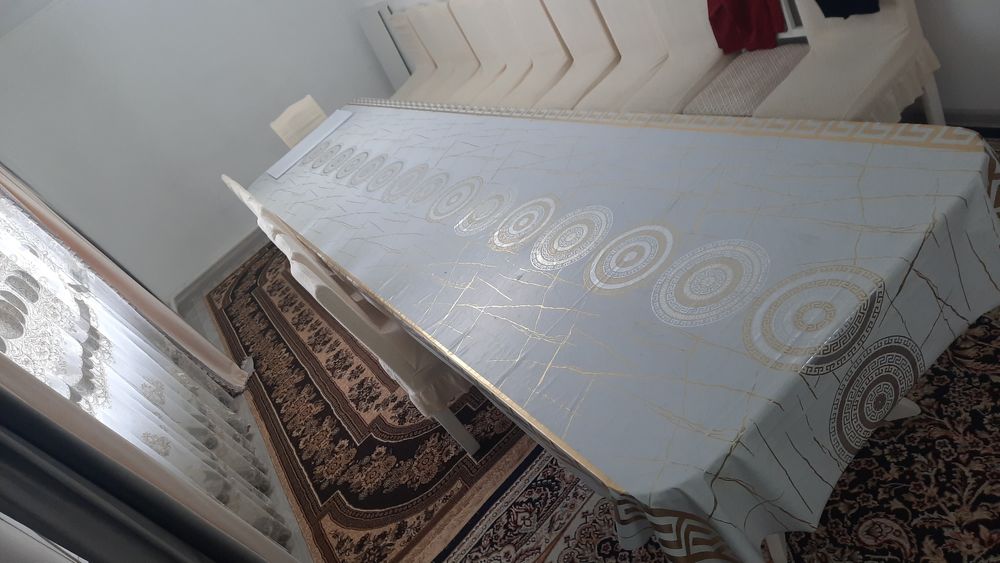 Стол гостевой белого цвета