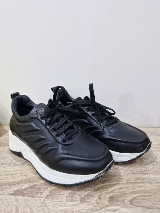 Продам черные кроссовки
