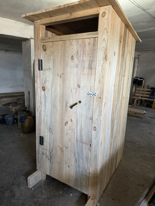 Туалеты, собачий будки ……..туалеты