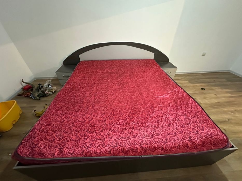 Продаю большую кровать с матрасом