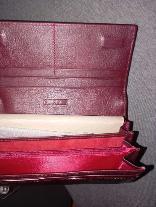 Кожен портфейл за жени. Бордови цвят.