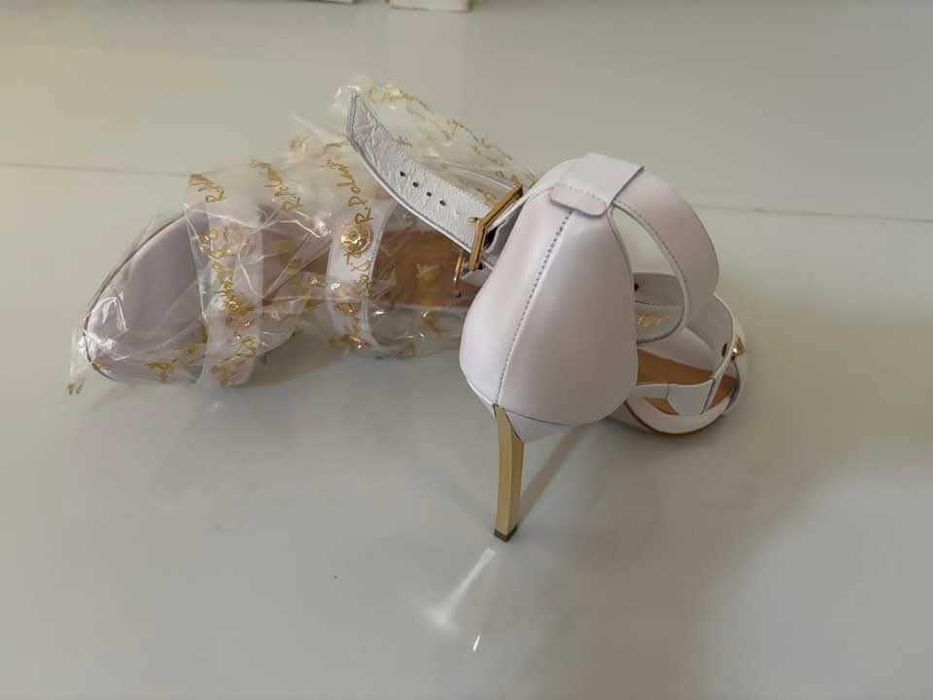 Бели / черни сандали със златни капси