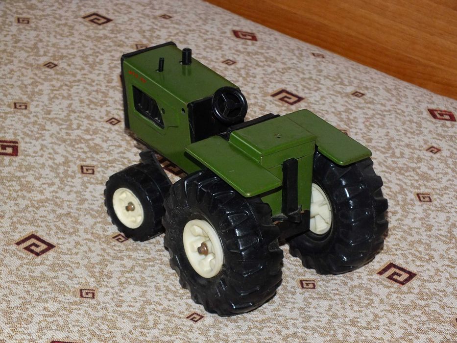 Метален трактор на завод Мир Разград